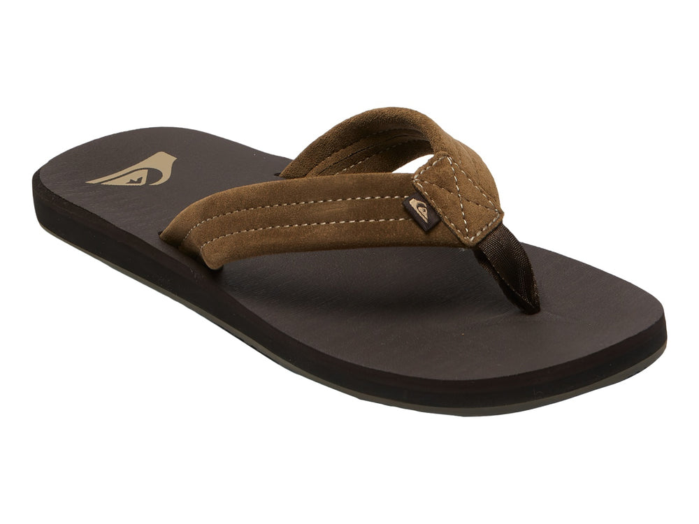 Sandalia de dedo Quiksilver en color marrón con correa de gamuza y suela oscura.