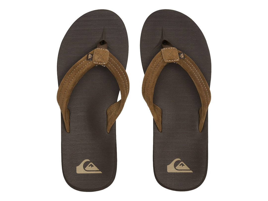 Sandalia de dedo Quiksilver en color marrón con correa de gamuza y suela oscura.