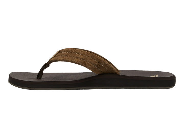 Sandalia de dedo Quiksilver en color marrón con correa de gamuza y suela oscura.