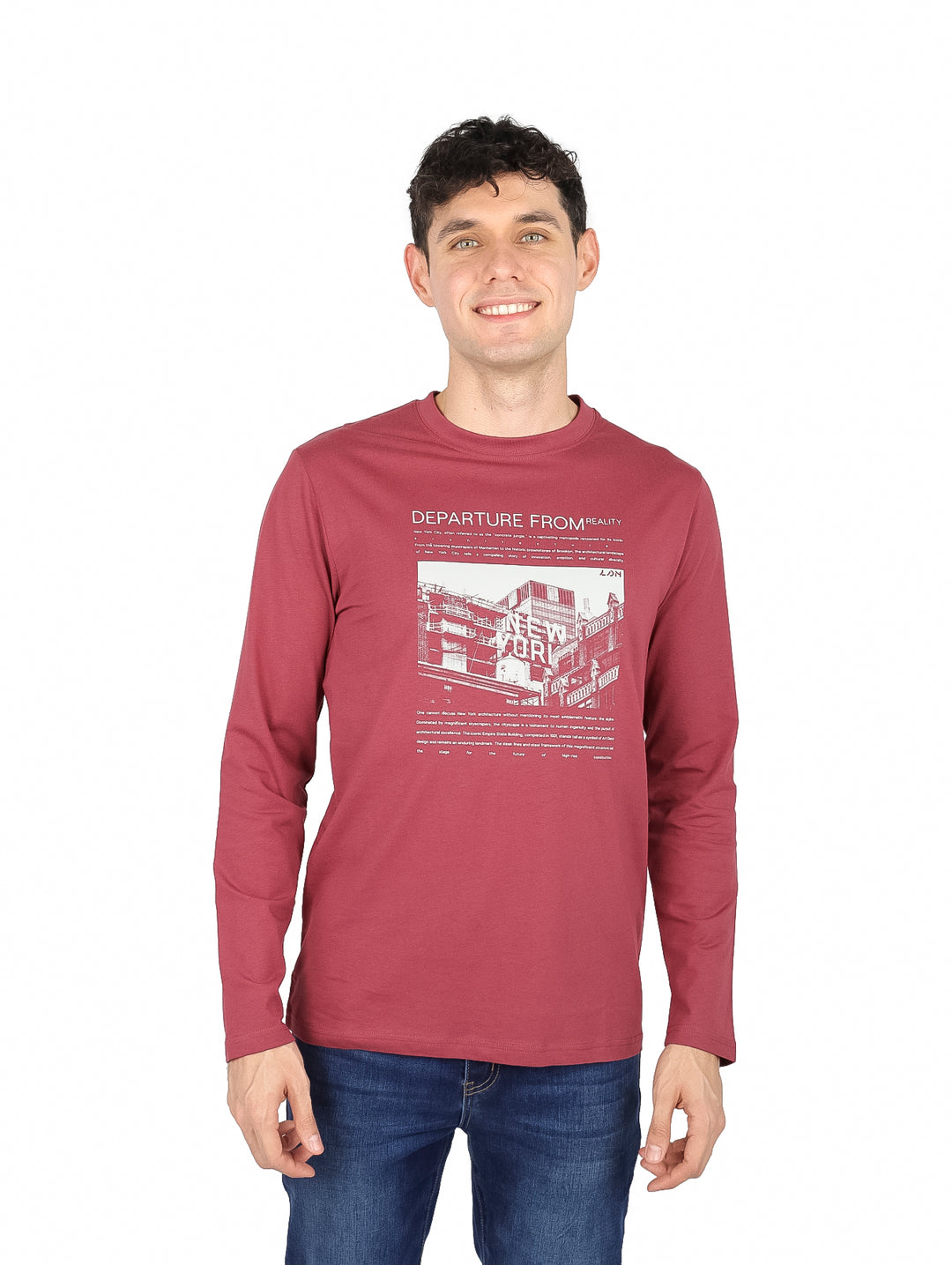 Hombre vistiendo camiseta de manga larga color tinto con estampado gráfico blanco en el pecho.