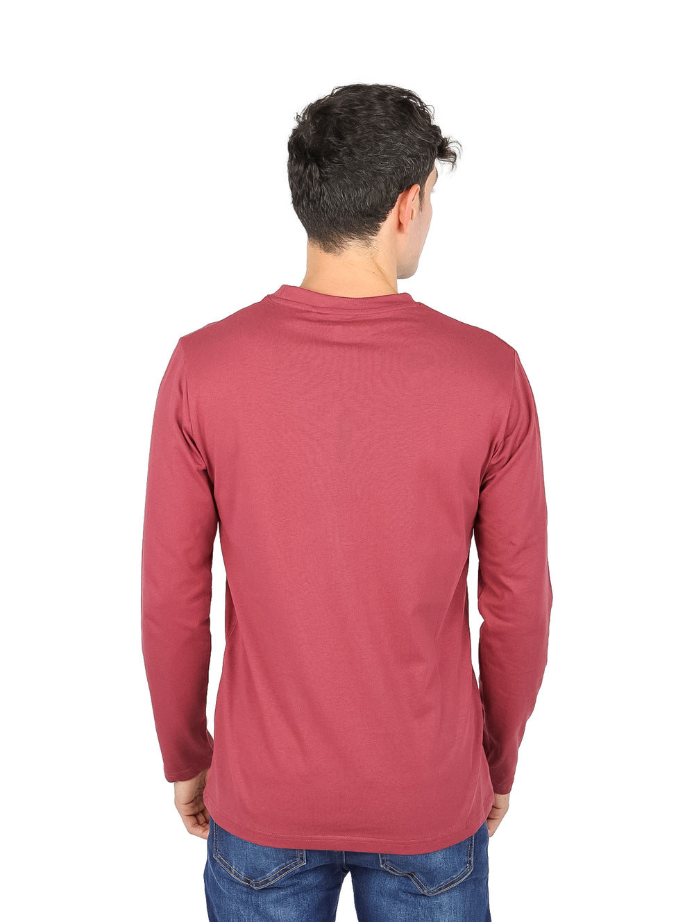 Hombre vistiendo camiseta de manga larga color tinto con estampado gráfico blanco en el pecho.
