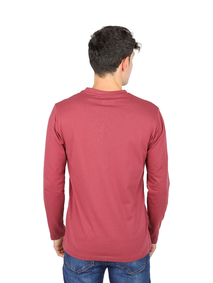 Hombre vistiendo camiseta de manga larga color tinto con estampado gráfico blanco en el pecho.