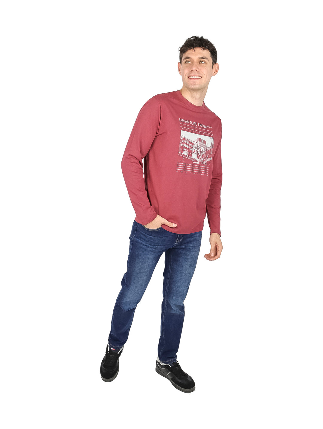 Hombre vistiendo camiseta de manga larga color tinto con estampado gráfico blanco en el pecho.