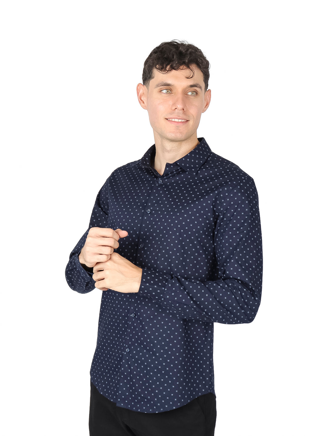 Hombre vistiendo camisa de manga larga color azul marino con estampado pequeño blanco.