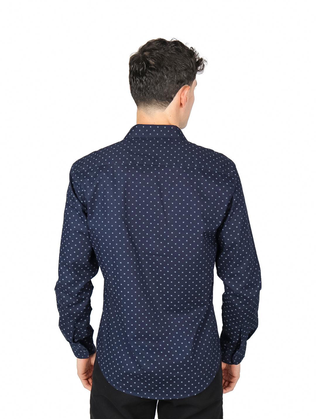 Hombre vistiendo camisa de manga larga color azul marino con estampado pequeño blanco.