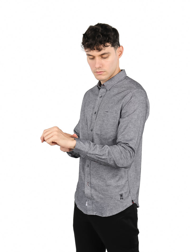 Hombre vistiendo una camisa casual de manga larga en color gris con botones.
