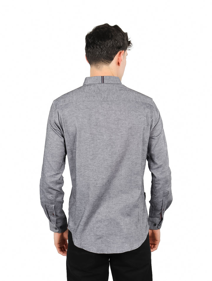 Hombre vistiendo una camisa casual de manga larga en color gris con botones.