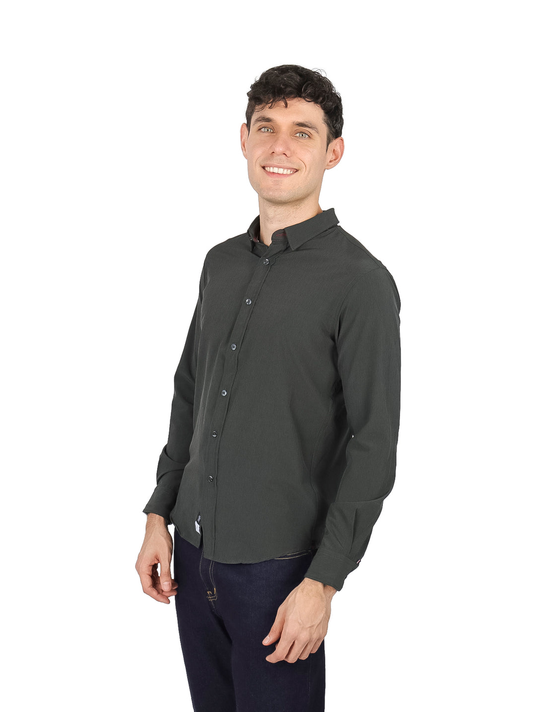 Hombre vistiendo una camisa de manga larga color gris oscuro.