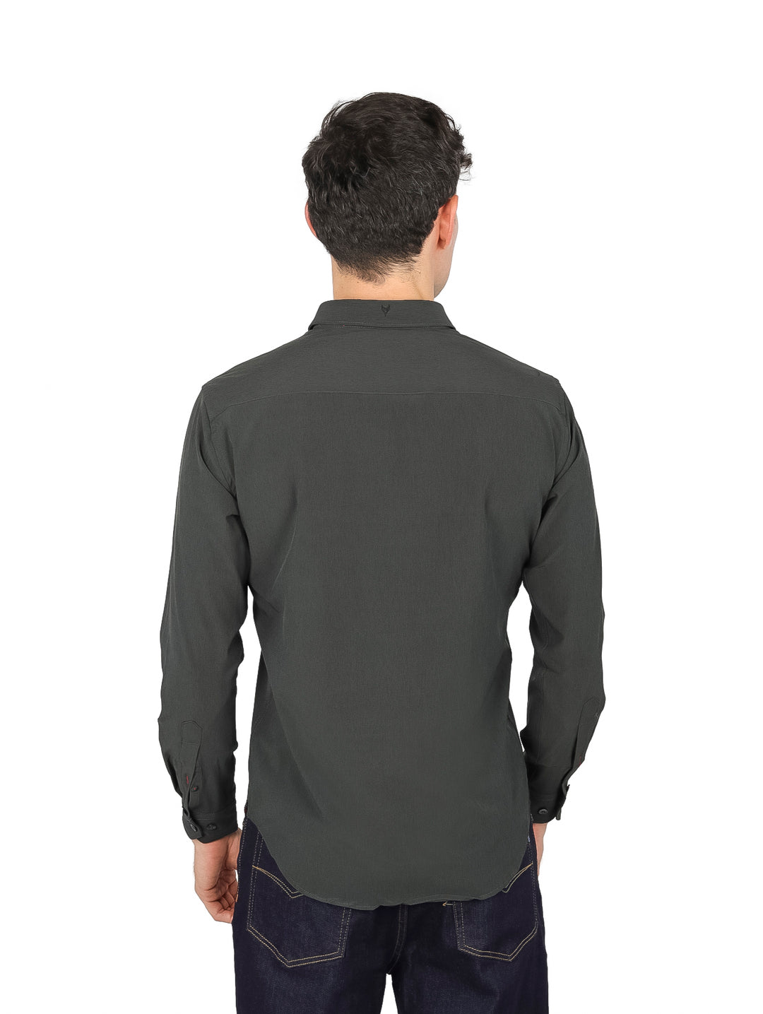 Hombre vistiendo una camisa de manga larga color gris oscuro.