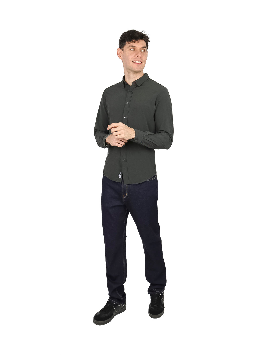 Hombre vistiendo una camisa de manga larga color gris oscuro.