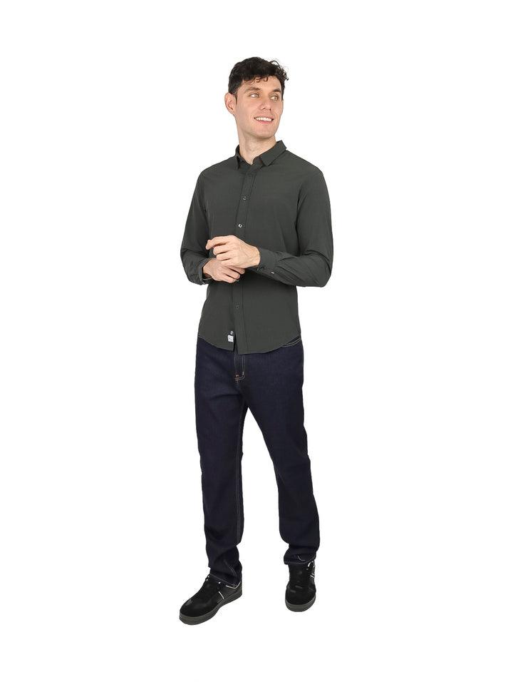 Hombre vistiendo una camisa de manga larga color gris oscuro.