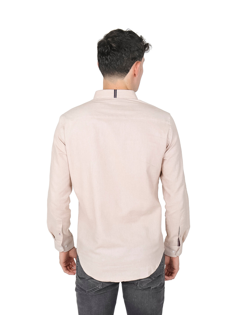 Hombre vistiendo una camisa casual de manga larga en color beige con un bolsillo frontal.