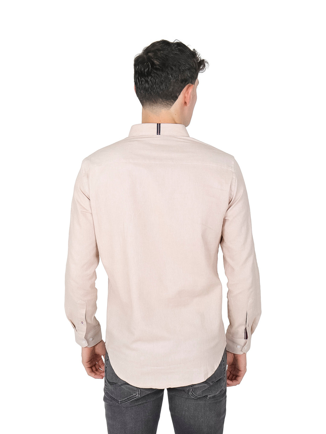 Hombre vistiendo una camisa casual de manga larga en color beige con un bolsillo frontal.