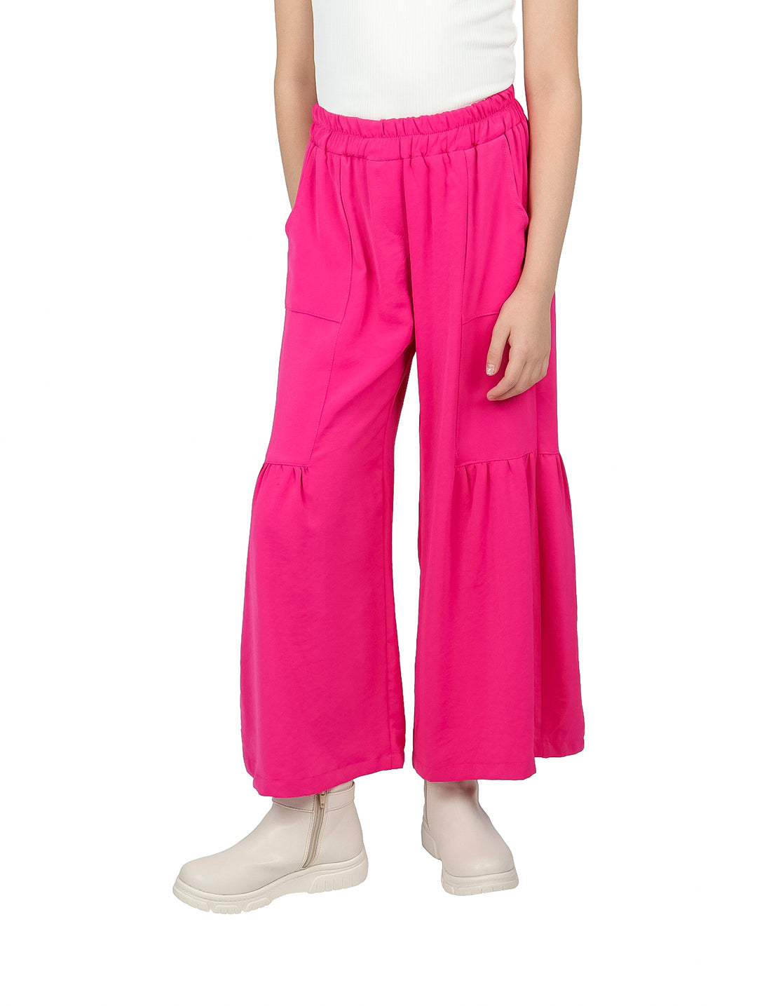Pantalón rosa fucsia para niña con cintura elástica y diseño de pierna ancha con volante en la parte inferior.