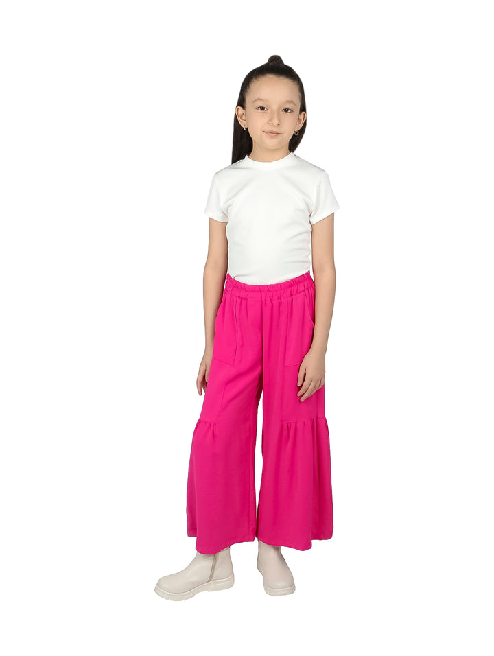 Pantalón rosa fucsia para niña con cintura elástica y diseño de pierna ancha con volante en la parte inferior.