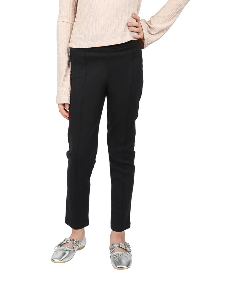 Leggings negros ajustados para mujer de corte recto y largo al tobillo.