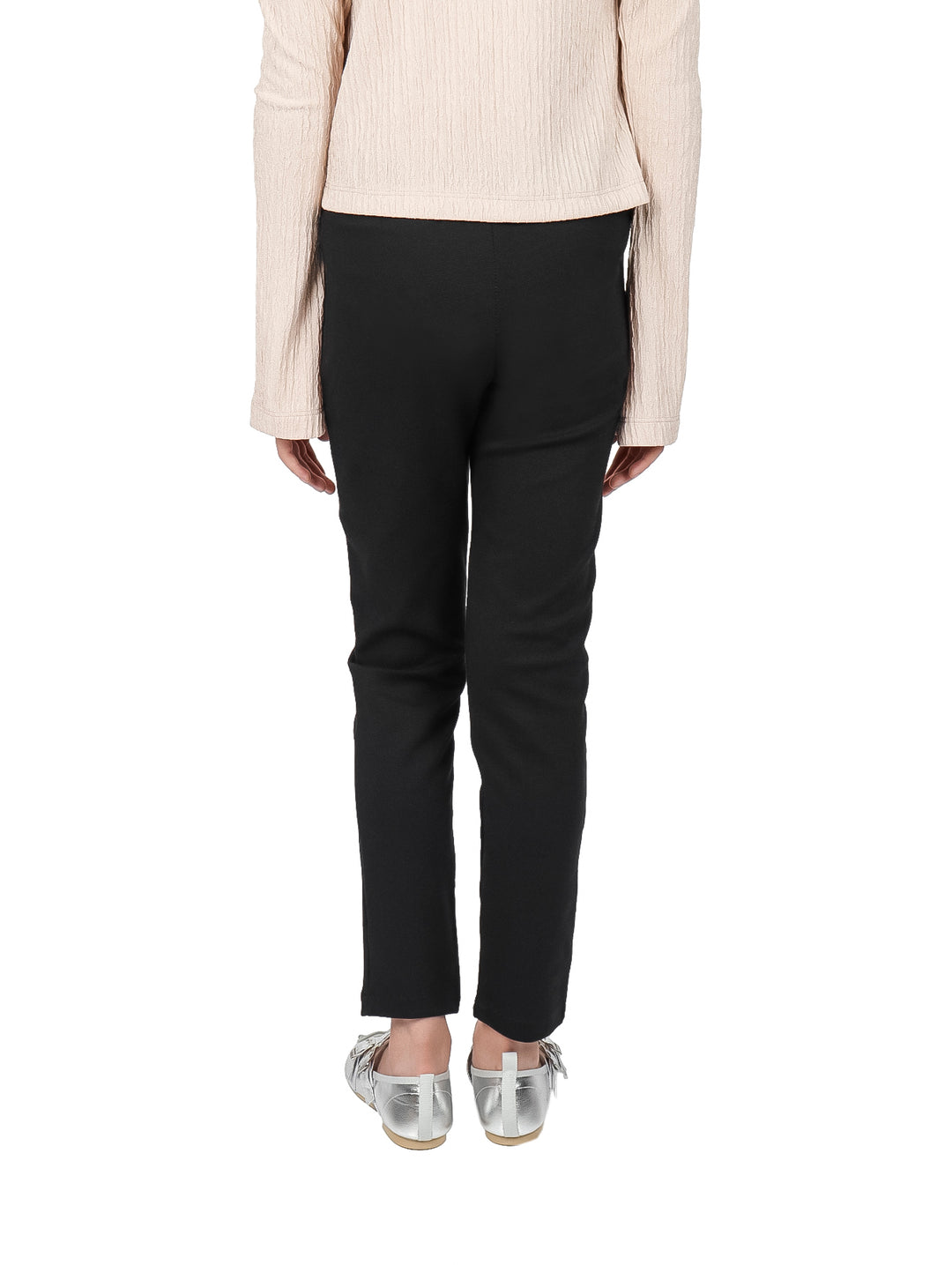 Leggings negros ajustados para mujer de corte recto y largo al tobillo.