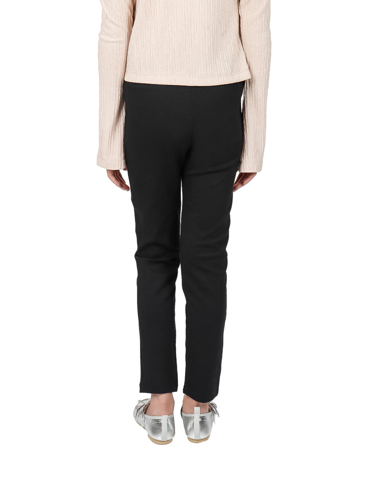 Leggings negros ajustados para mujer de corte recto y largo al tobillo.