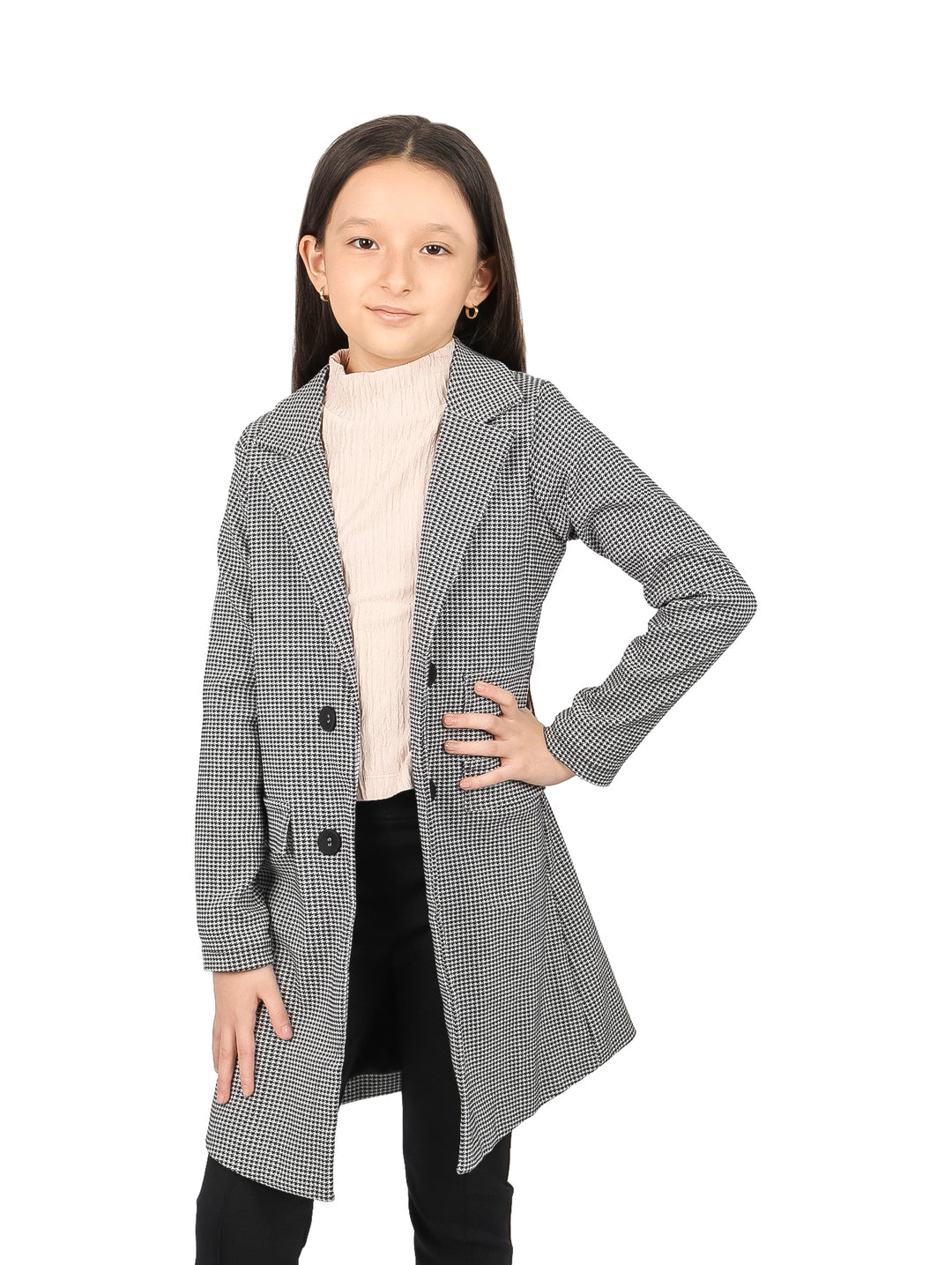 Niña vistiendo un blazer largo de color negro y blanco con estampado de cuadros y botones frontales.