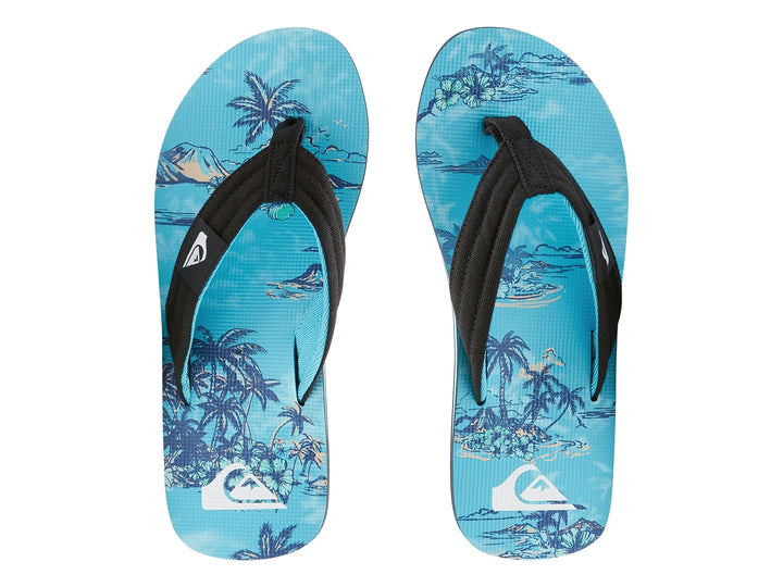 Sandalias Quiksilver color azul con correas negras y suela plana.