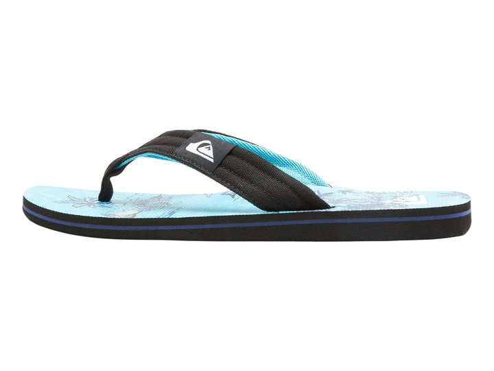 Sandalias Quiksilver color azul con correas negras y suela plana.