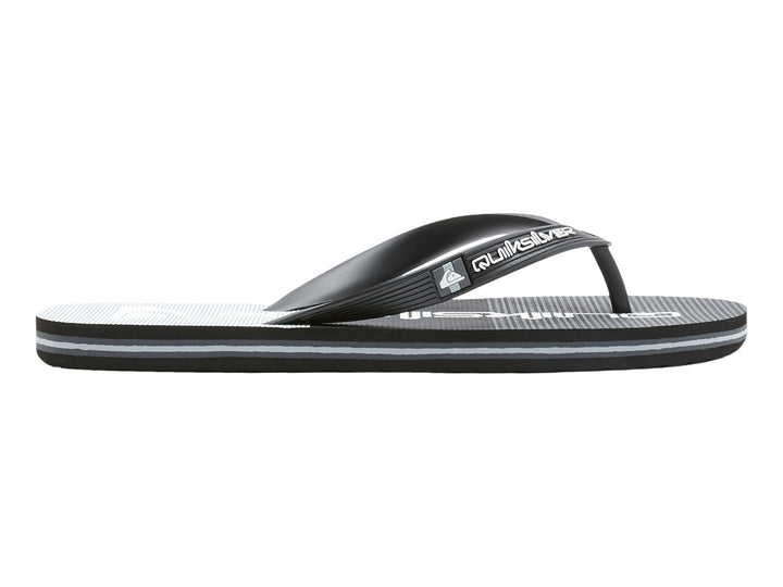 Sandalias negras Quiksilver con detalle de franja gris en la suela.