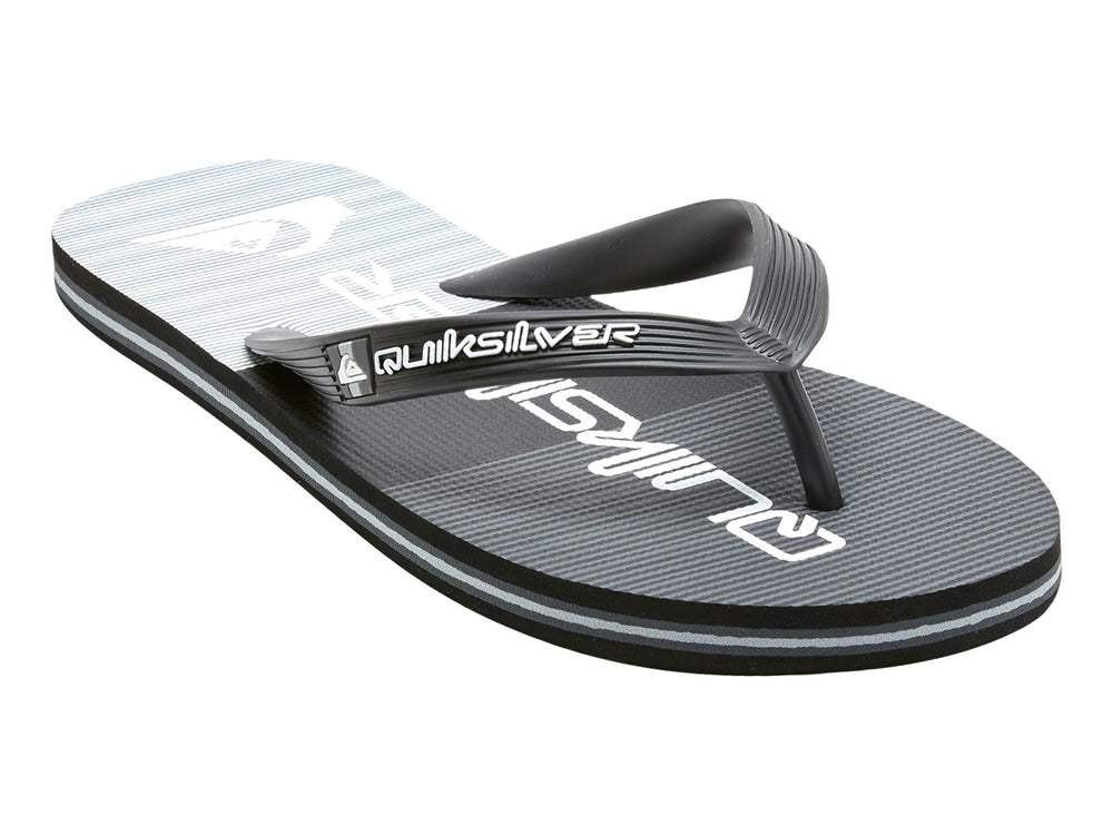 Sandalias negras Quiksilver con detalle de franja gris en la suela.