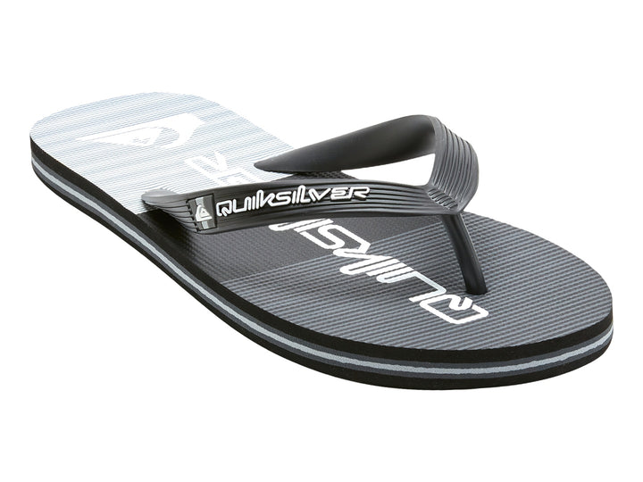 Sandalias negras Quiksilver con detalle de franja gris en la suela.