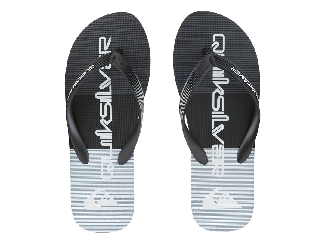 Sandalias negras Quiksilver con detalle de franja gris en la suela.