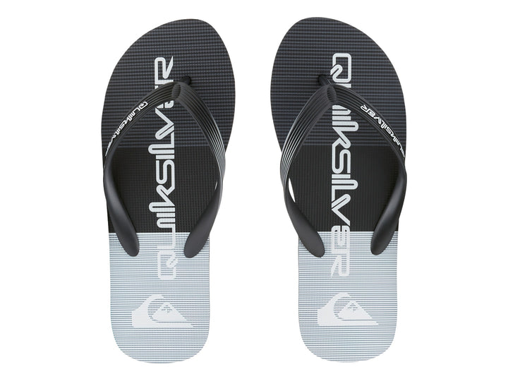 Sandalias negras Quiksilver con detalle de franja gris en la suela.