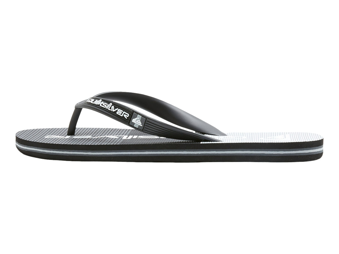 Sandalias negras Quiksilver con detalle de franja gris en la suela.