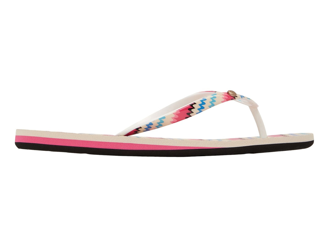 Sandalias planas Roxy con tiras en patrón de zigzag multicolor y suela negra con detalle rosa.