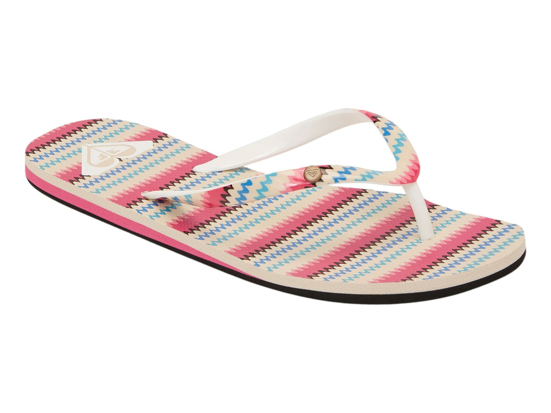Sandalias planas Roxy con tiras en patrón de zigzag multicolor y suela negra con detalle rosa.