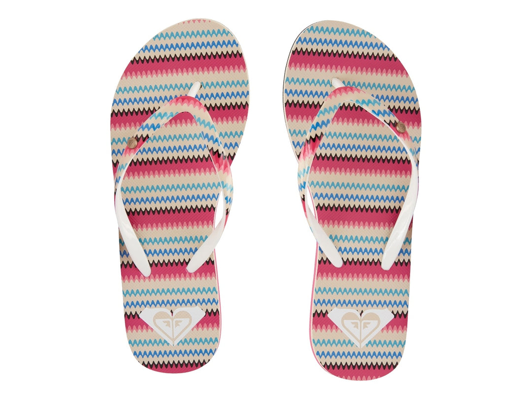 Sandalias planas Roxy con tiras en patrón de zigzag multicolor y suela negra con detalle rosa.