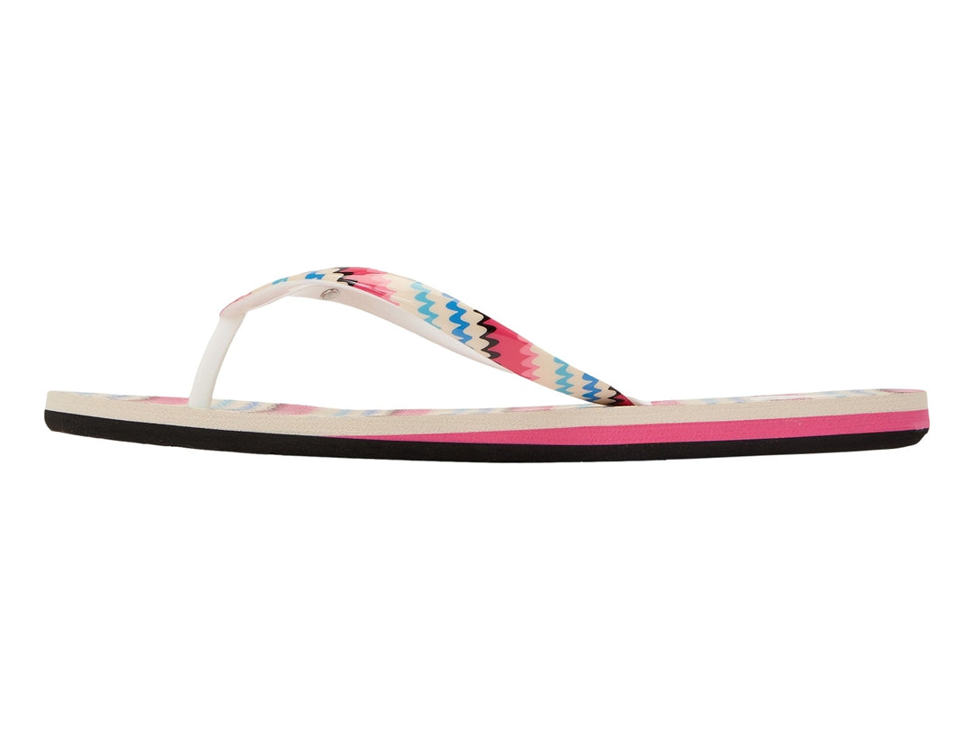 Sandalias planas Roxy con tiras en patrón de zigzag multicolor y suela negra con detalle rosa.