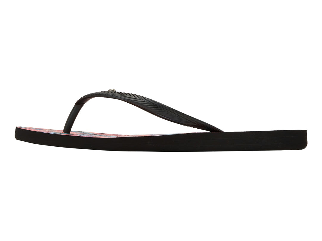 Sandalias negras tipo flip-flop con suela plana y detalles decorativos en rojo.