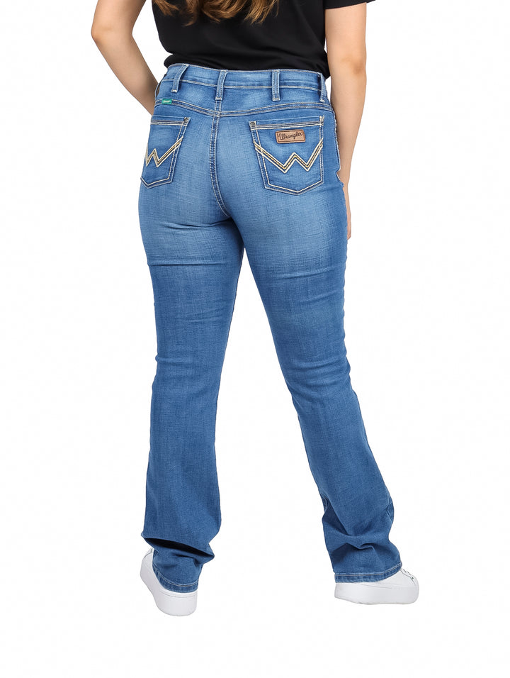 Mujer vistiendo jeans Wrangler Western en color azul claro con corte recto.