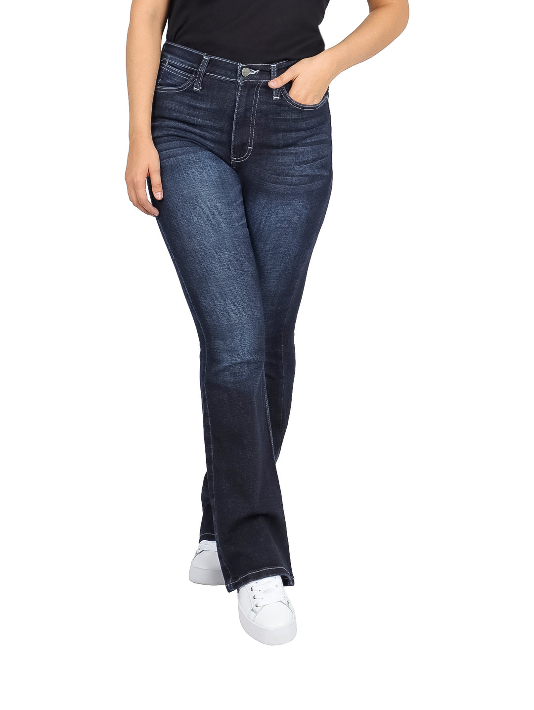 Mujer vistiendo jeans Wrangler Western de color negro con corte recto y tenis blancos.