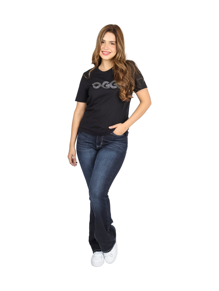 Mujer vistiendo jeans Wrangler Western de color negro con corte recto y tenis blancos.