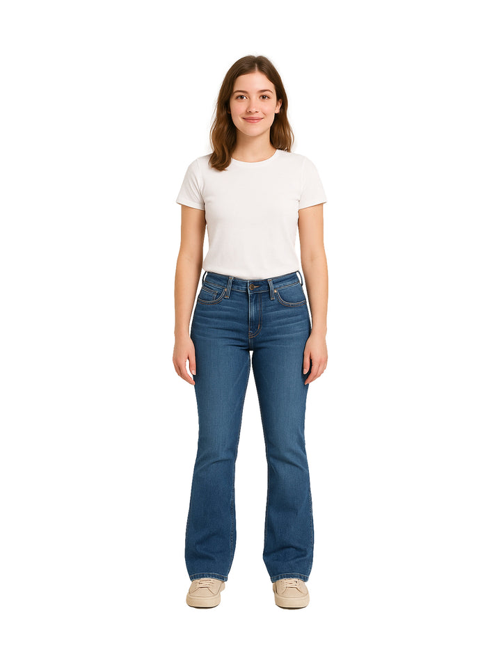 Mujer vistiendo jeans Wrangler Retro Stone color azul con corte campana y camiseta blanca.
