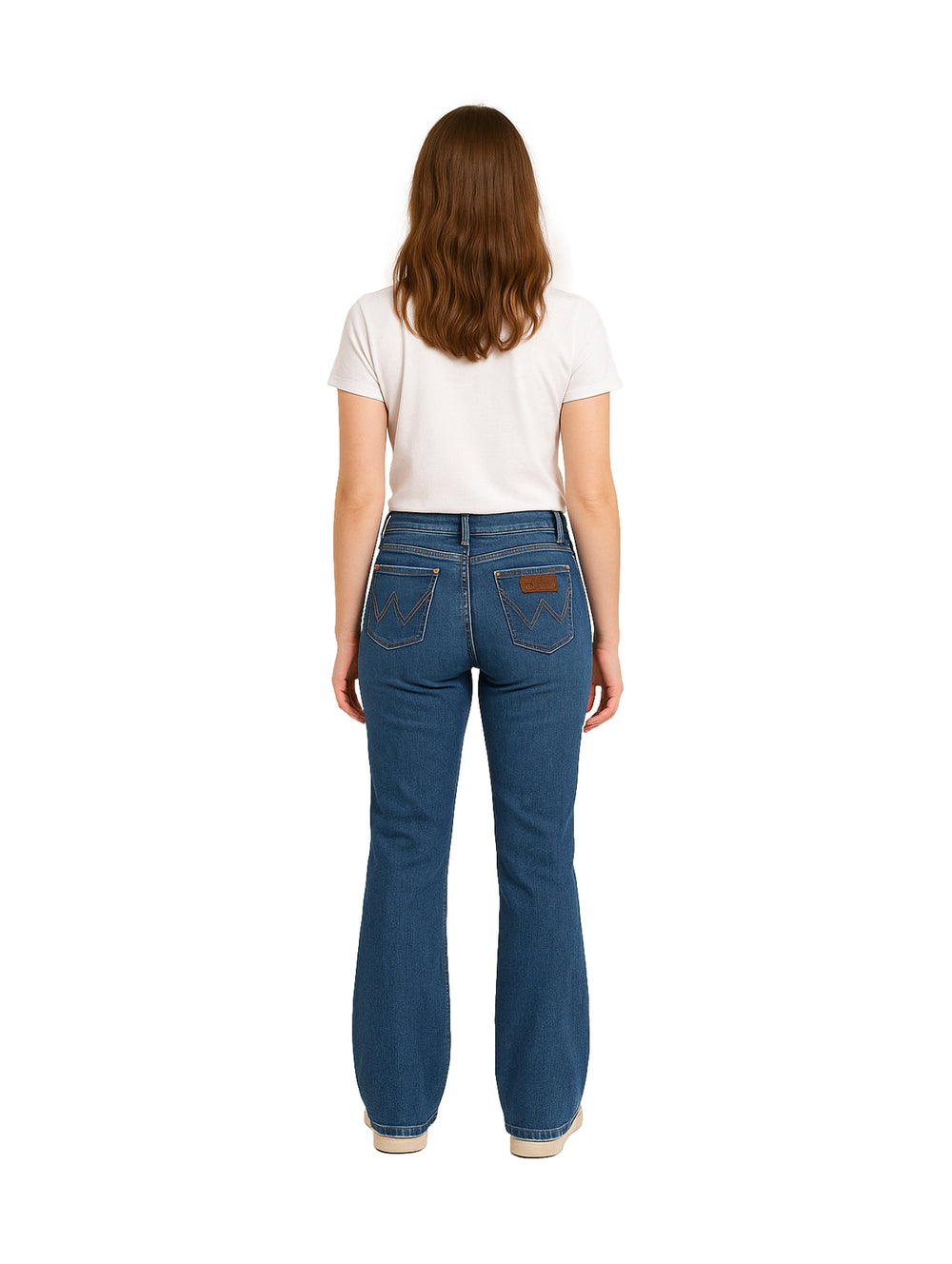 Mujer vistiendo jeans Wrangler Retro Stone color azul con corte campana y camiseta blanca.