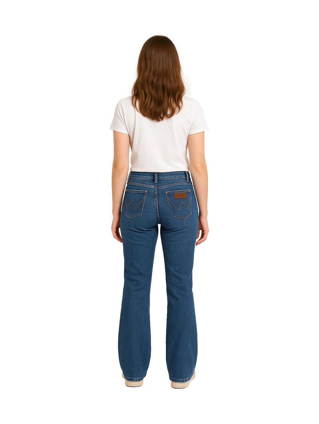 Mujer vistiendo jeans Wrangler Retro Stone color azul con corte campana y camiseta blanca.