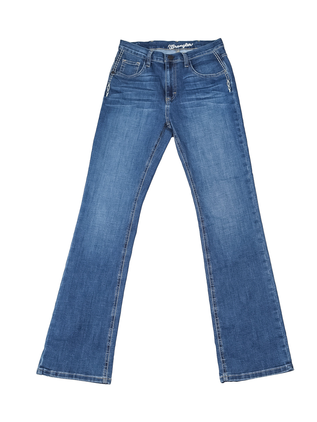 Mujer vistiendo jeans Wrangler Retro Stone color azul con corte campana y camiseta blanca.