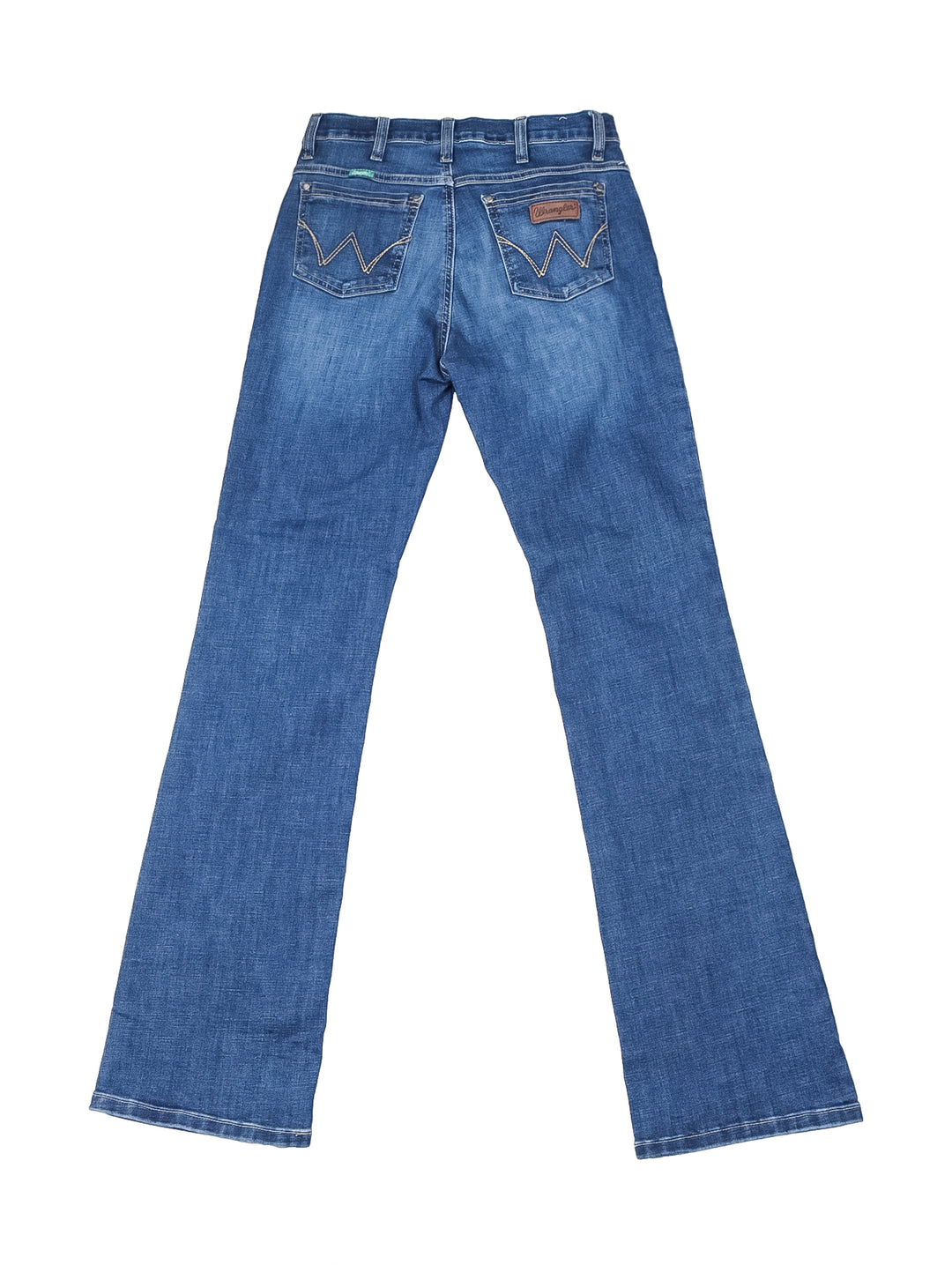 Mujer vistiendo jeans Wrangler Retro Stone color azul con corte campana y camiseta blanca.