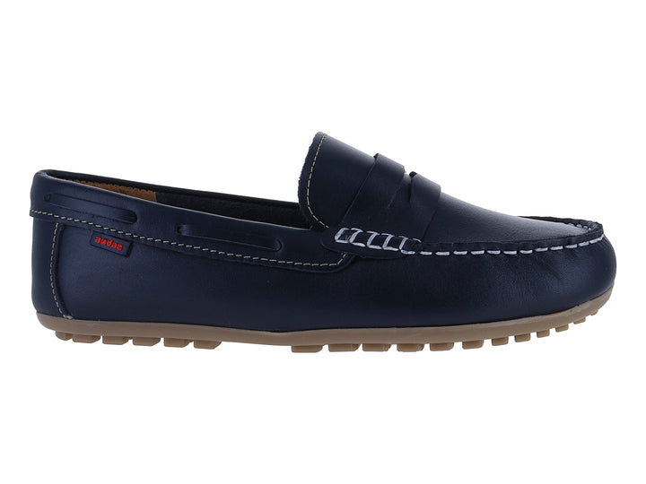Zapato tipo mocasín para niño en color azul marino con suela beige y costuras blancas.