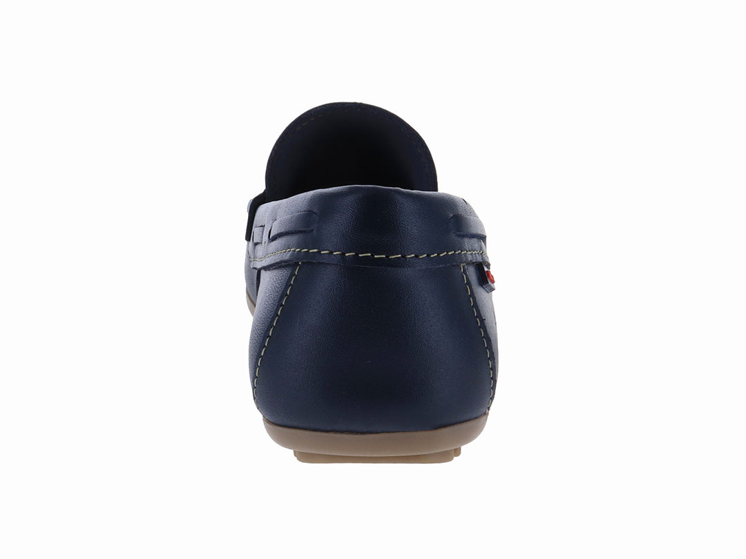 Zapato tipo mocasín para niño en color azul marino con suela beige y costuras blancas.