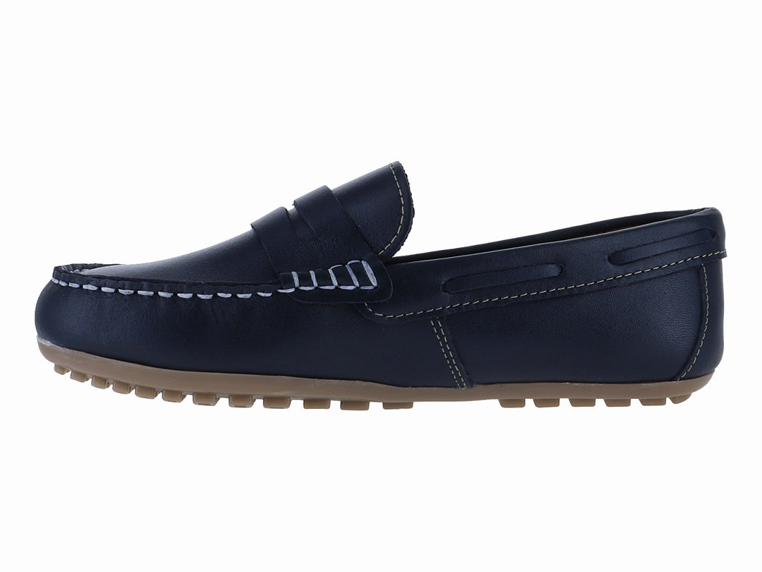 Zapato tipo mocasín para niño en color azul marino con suela beige y costuras blancas.