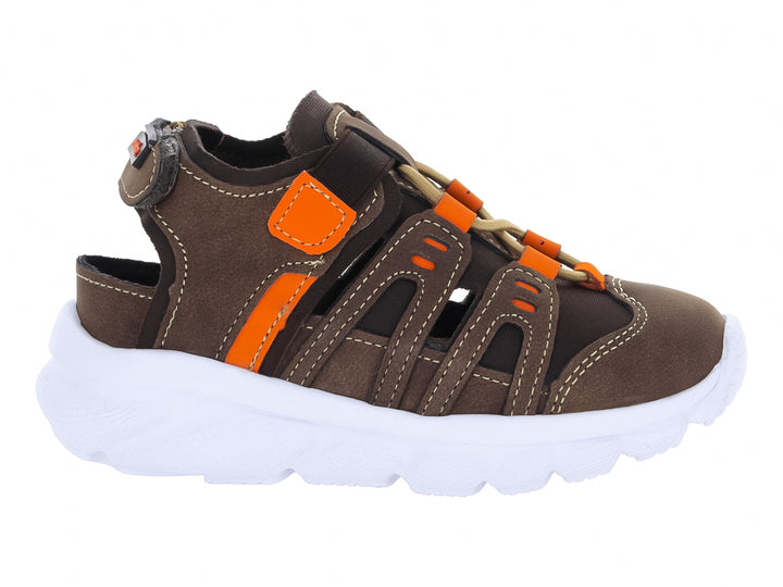 Sandalias cerradas para niña en color café con detalles naranja y suela blanca gruesa.