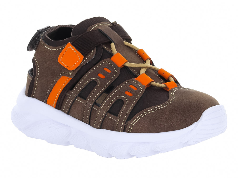 Sandalias cerradas para niña en color café con detalles naranja y suela blanca gruesa.