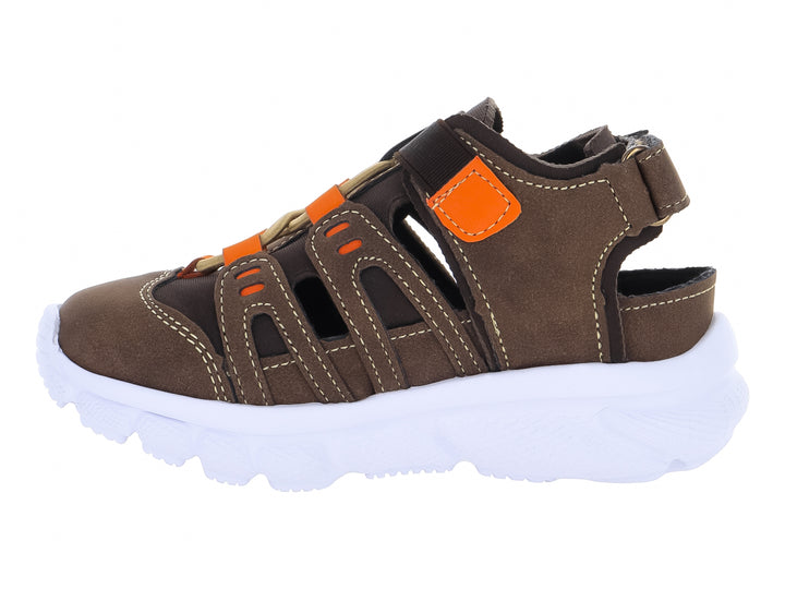 Sandalias cerradas para niña en color café con detalles naranja y suela blanca gruesa.